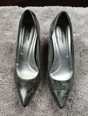 Comfort Plus by Predictions Gray Snakeskin Pointed Toe Pumps Heels Size 8.5